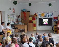 dzieci i dorośli podczas spotkania z kolarzem