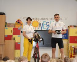 dzieci i dorośli podczas spotkania z kolarzem