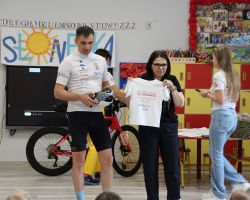 dzieci i dorośli podczas spotkania z kolarzem