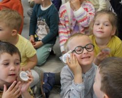 dzieci i dorośli podczas spotkania z kolarzem