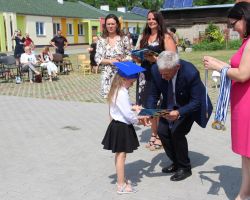 fotografie przedstawiajaće dzieci i dorosłych podczas uroczystości zakończenia roku szkolnego