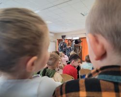 dzieci i aktorzy teatralni podczas przedstawienia w przedszkolu