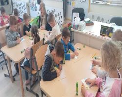 mama przedszkolaka czyta dzieciom książkę