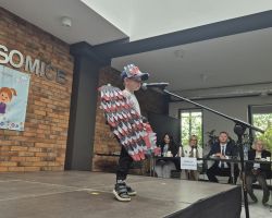 dzieci i komisja sędziowska podczas Konkursu Interpretacji Poezji Dziecięcej