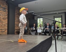 dzieci i komisja sędziowska podczas Konkursu Interpretacji Poezji Dziecięcej