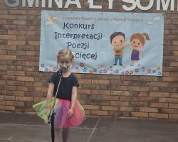 dzieci i komisja sędziowska podczas Konkursu Interpretacji Poezji Dziecięcej