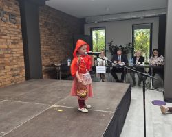 dzieci i komisja sędziowska podczas Konkursu Interpretacji Poezji Dziecięcej