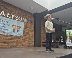dzieci i komisja sędziowska podczas Konkursu Interpretacji Poezji Dziecięcej