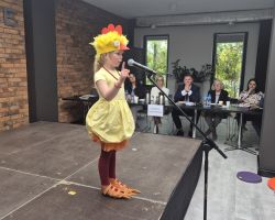 dzieci i komisja sędziowska podczas Konkursu Interpretacji Poezji Dziecięcej
