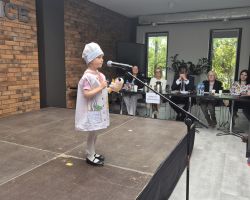 dzieci i komisja sędziowska podczas Konkursu Interpretacji Poezji Dziecięcej
