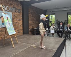 dzieci i komisja sędziowska podczas Konkursu Interpretacji Poezji Dziecięcej