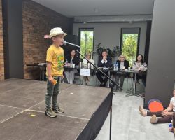 dzieci i komisja sędziowska podczas Konkursu Interpretacji Poezji Dziecięcej