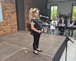 dzieci i komisja sędziowska podczas Konkursu Interpretacji Poezji Dziecięcej
