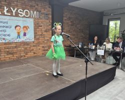 dzieci i komisja sędziowska podczas Konkursu Interpretacji Poezji Dziecięcej