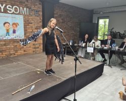 dzieci i komisja sędziowska podczas Konkursu Interpretacji Poezji Dziecięcej