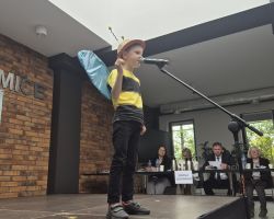 dzieci i komisja sędziowska podczas Konkursu Interpretacji Poezji Dziecięcej