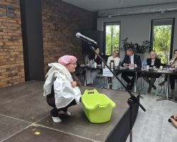dzieci i komisja sędziowska podczas Konkursu Interpretacji Poezji Dziecięcej