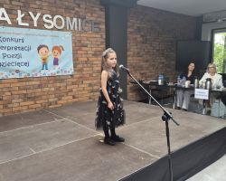 dzieci i komisja sędziowska podczas Konkursu Interpretacji Poezji Dziecięcej