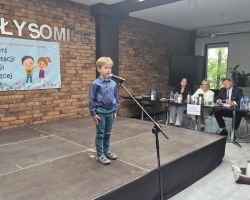 dzieci i komisja sędziowska podczas Konkursu Interpretacji Poezji Dziecięcej