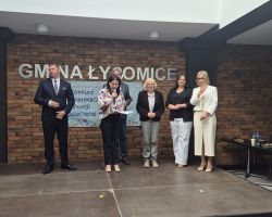 dzieci i komisja sędziowska podczas Konkursu Interpretacji Poezji Dziecięcej