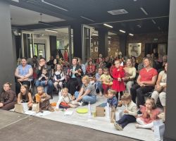 dzieci i komisja sędziowska podczas Konkursu Interpretacji Poezji Dziecięcej