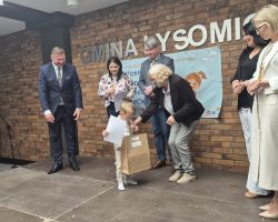 dzieci i komisja sędziowska podczas Konkursu Interpretacji Poezji Dziecięcej