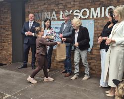 dzieci i komisja sędziowska podczas Konkursu Interpretacji Poezji Dziecięcej