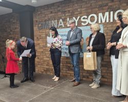dzieci i komisja sędziowska podczas Konkursu Interpretacji Poezji Dziecięcej