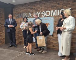 dzieci i komisja sędziowska podczas Konkursu Interpretacji Poezji Dziecięcej