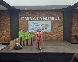dzieci i komisja sędziowska podczas Konkursu Interpretacji Poezji Dziecięcej