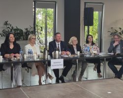 dzieci i komisja sędziowska podczas Konkursu Interpretacji Poezji Dziecięcej