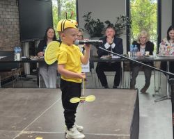 dzieci i komisja sędziowska podczas Konkursu Interpretacji Poezji Dziecięcej
