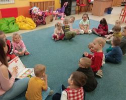 dzieci i rodzice podczas głośnego czytania literatury dziecięcej