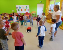 dzieci uczestniczące w zabawach w sali przedszkolnej