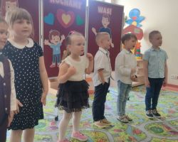 dzieci i rodzice podczas obchodów Dnia Rodziny