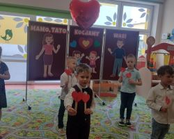 dzieci i rodzice podczas obchodów Dnia Rodziny