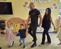 dzieci i rodzice podczas obchodów Dnia Rodziny
