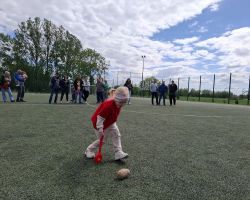 dzieci i rodzice podczas zawodów sportowych