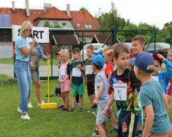 dzieci uczestniczący w zawodach biegowych