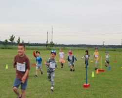 dzieci uczestniczący w zawodach biegowych