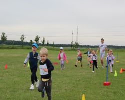 dzieci uczestniczący w zawodach biegowych
