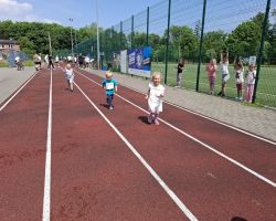 dzieci podczas udziału w akcji Sprintem do maratonu