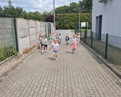 dzieci podczas udziału w akcji Sprintem do maratonu
