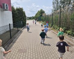 dzieci podczas udziału w akcji Sprintem do maratonu