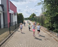dzieci podczas udziału w akcji Sprintem do maratonu