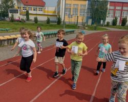 dzieci podczas udziału w akcji Sprintem do maratonu