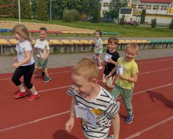 dzieci podczas udziału w akcji Sprintem do maratonu