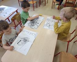 dzieci podczas zajęć doskonalących motorykę małą