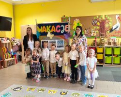 dzieci przedstawiają występ na zakończenie przedszkola