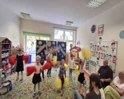 dzieci przedstawiają występ na zakończenie przedszkola